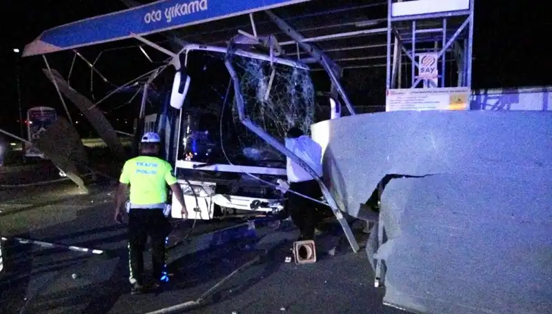 Otobüs Oto Yıkamaya Daldı: Korkunç Kazada 8 Yaralı