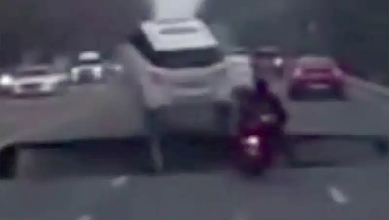 Güney Kore Otoyolunda Dev Çukur: Motosiklet İçin Korkutucu Anlar