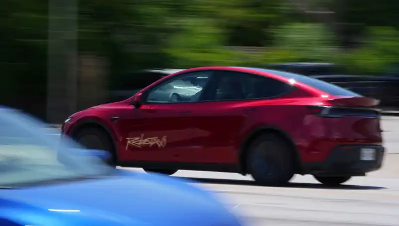 Tesla Robotaxi Projesi Hüsrana Uğradı: Hız Sınırlarını Aştı ve Yanlış Şeride Girdi