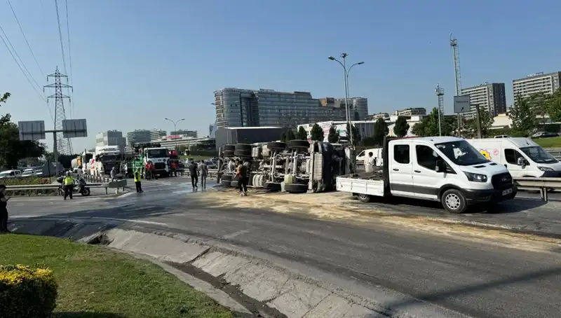 D-100 Yan Yolda Beton Mikseri Devrildi: Kaza Sonrası Trafik Durumu ve Detaylar