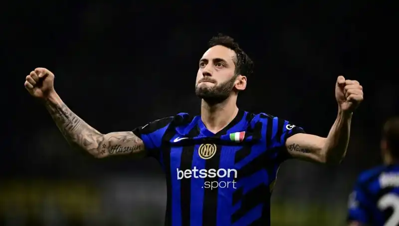 Hakan Çalhanoğlu Verdiği Tatilin Faturasını Ödeyecek mi? Menajeriyle İstanbul’da Görüştü!
