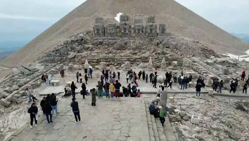 Bayramda Nemrut Dağı'nda Yüzlerce Ziyaretçi Akını Yaşandı