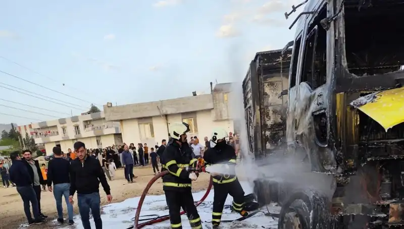 Park Halindeki İki TIR'da Korkutan Yangın: Sebebi Henüz Belirsiz!