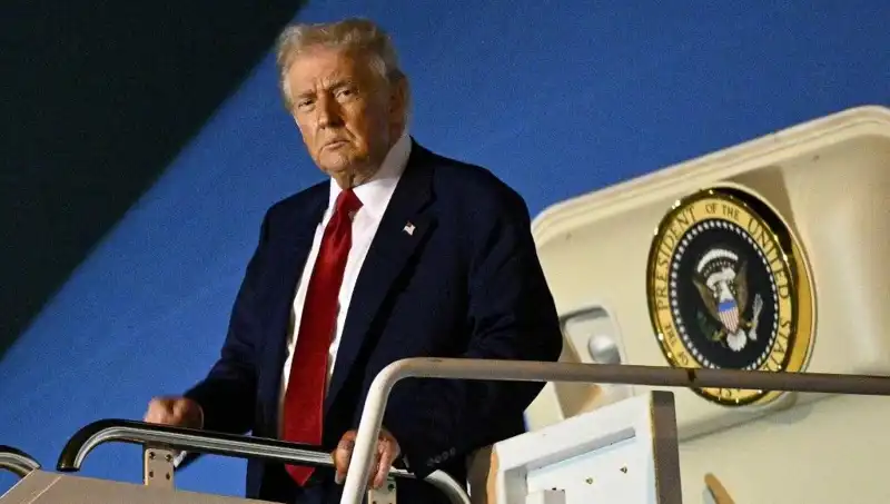 Katar'ın 400 Milyon Dolarlık Özel Jetinde Trump’a Sürpriz Yolculuk!